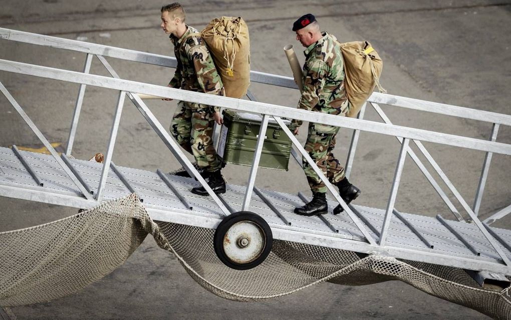 Militairen stappen aan boord voor vertrek naar de NAVO-oefening Trident Juncture in Noorwegen. beeld ANP, Robin van Lonkhuijsen