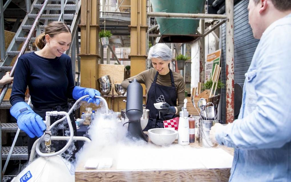 De tiende editie van de Food Inspiration Days in Veghel trokken maandag en dinsdag 1700 bezoekers. Professionals zoals restauranthouders en koks konden kennismaken met de nieuwste snufjes op voedselgebied. „Zij moeten blijven vernieuwen om overeind te bli