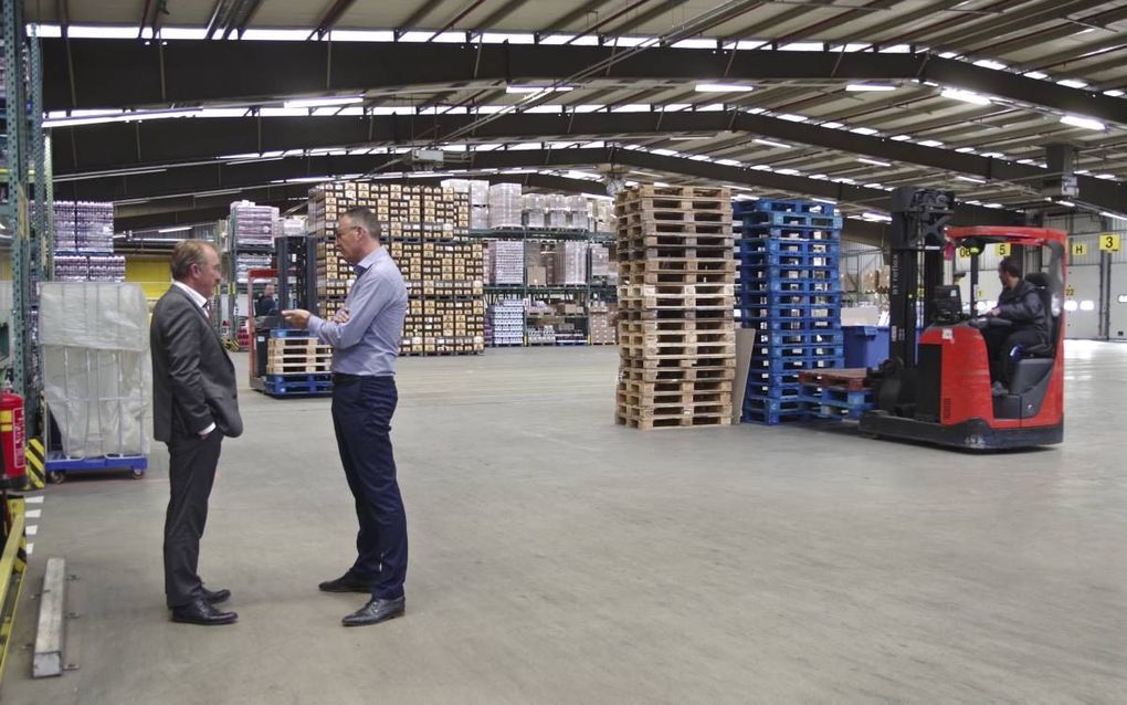 Algemeen directeur van Emté Holding Jaap Tukker (links) in gesprek met de locatiedirecteur van het distributiecentrum in Kapelle: Richard van Ruiten.  beeld Van Scheyen Fotografie