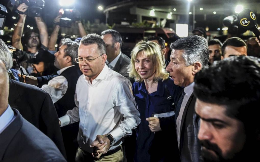 De Amerikaanse predikant Andrew Brunson en zijn vrouw verlieten vorige week Turkije. Brunson zat twee jaar gevangen in het land.  beeld AFP, Bulent Kilic