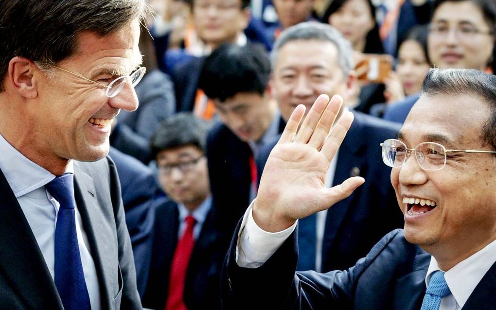 Minister-president Rutte en premier Li Keqiang.  beeld ANP, Robin van Lonkhuijsen