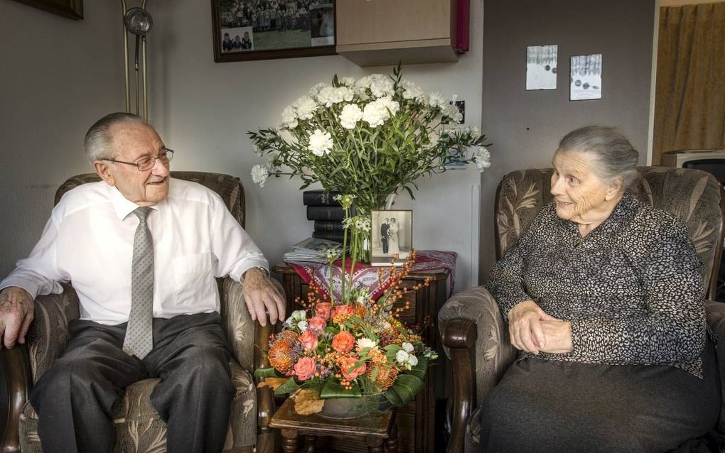 Jaap Guijt en Hendrika Guijt-Barnhoorn uit Katwijk aan Zee waren vorige week maandag zeventig jaar getrouwd. „We hebben Psalm 100 gelezen: ”Dient den HEERE met blijdschap.” beeld RD, Henk Visscher