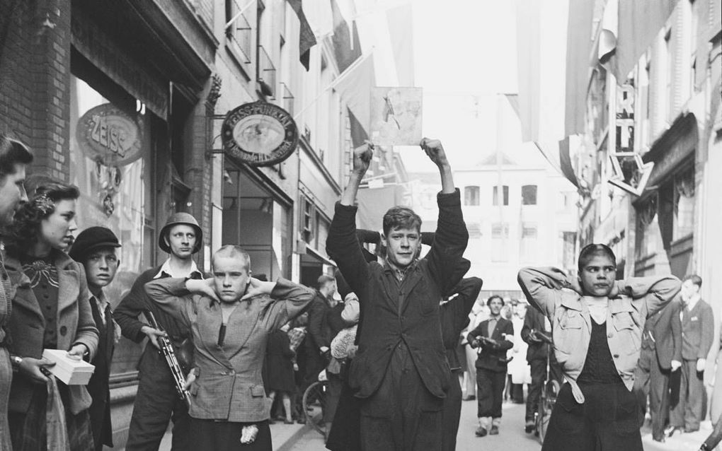 Kaalgeschoren moffenmeiden in Deventer. beeld Wikimedia