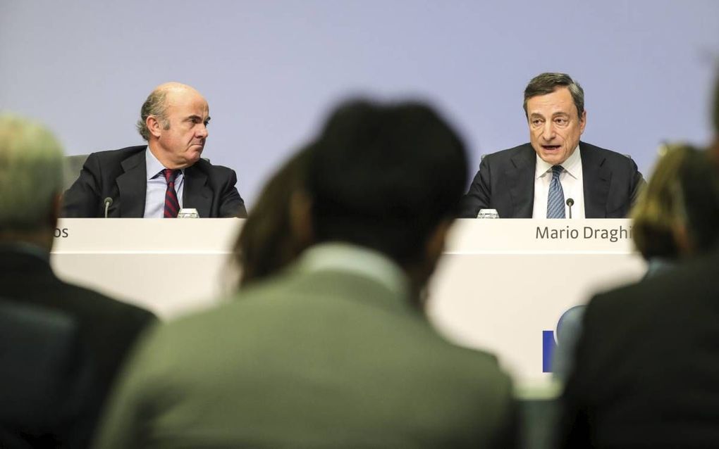 De Europese Centrale Bank (ECB) houdt tot zeker na de zomer van 2019 vast aan de huidige zeer lage rentetarieven. Dat zei topman Mario Draghi (r.) donderdag na de beleidsvergadering in Frankfurt. Eind december wordt het opkoopprogramma voor obligaties sto