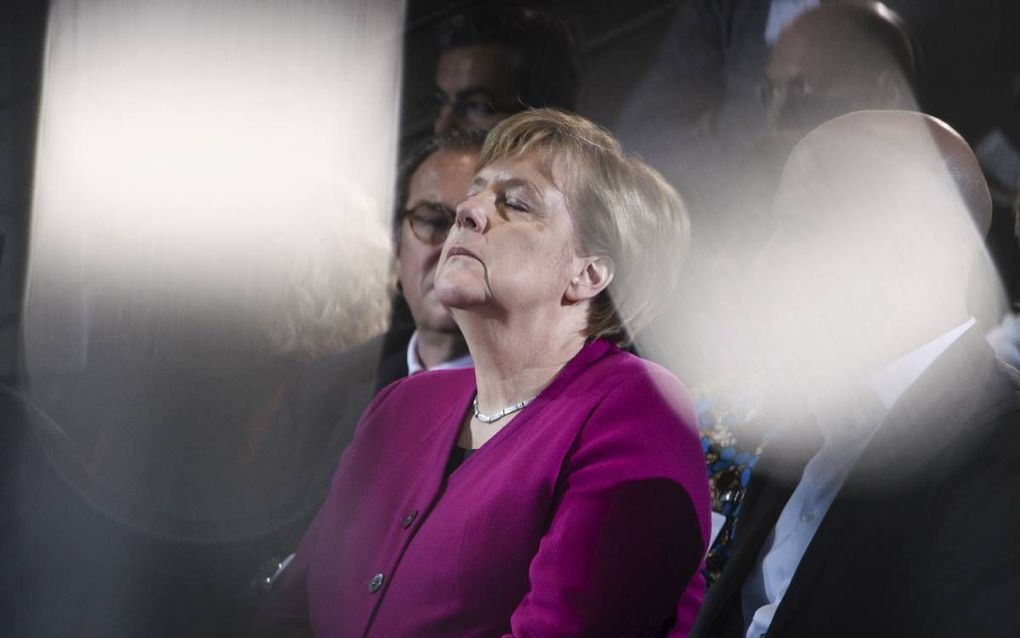 De Duitse bondskanselier Angela Merkel maandag tijdens een bijeenkomst in Berlijn. Ze maakte maandag bekend haar ambt te ‘halveren’ door op te stappen als partijvoorzitter van de CDU. beeld EPA, Clemens Bilan