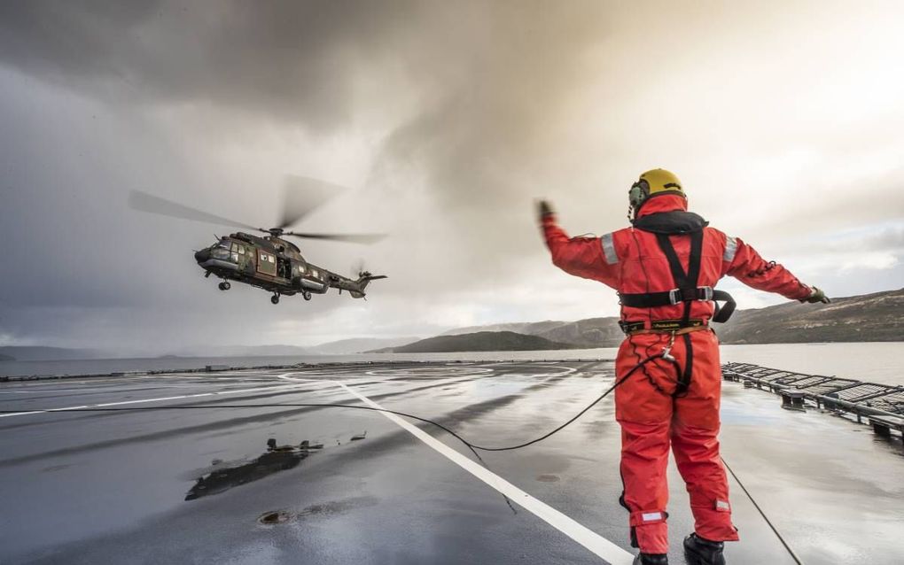 Een Cougarhelikopter stijgt op van Zr.Ms. Johan de Witt tijdens de oefening Trident Juncture in een fjord bij Trondheim. De NAVO voert de grootste oefening sinds de Koude Oorlog uit. beeld Defensie