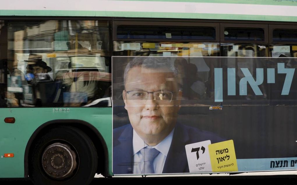 Verkiezingsposter van Moshe Lion op een stadsbus in Jeruzalem. beeld AFP, Menahem Kahana