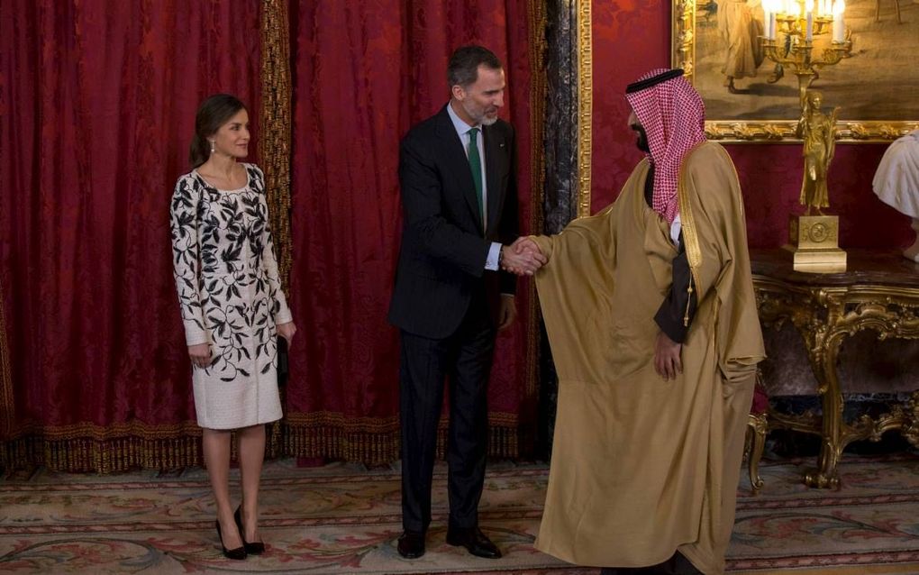 De Spaanse koning Felipe VI (r.) ontving in april de Saudische kroonprins Mohammed bin Salman in het Koninklijk Paleis van Madrid. Links de Spaanse koningin Letizia. beeld AFP, Francisco Seco