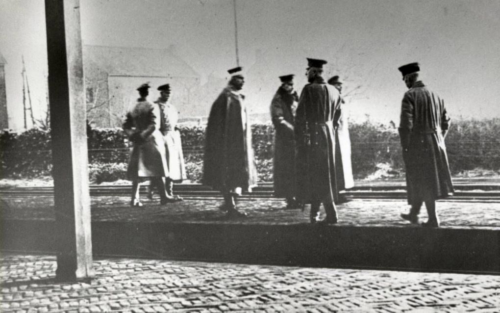 De afgezette keizer Wilhelm II (vierde van links) op 10 november op het station van de Limburgse grensplaats Eijsden. beeld Victor Snieker