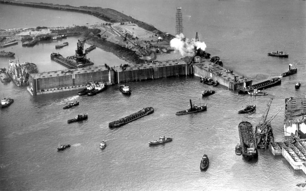 Caisson 4 (links) ligt tegen caisson 1 geparkeerd en zal op de avond van deze 6e november 1953 naar het gat tussen 2 en 3 (rechts) geduwd worden. Met het afzinken van de betonnen bak werd 65 jaar geleden het laatste dijkgat gedicht dat was ontstaan door d