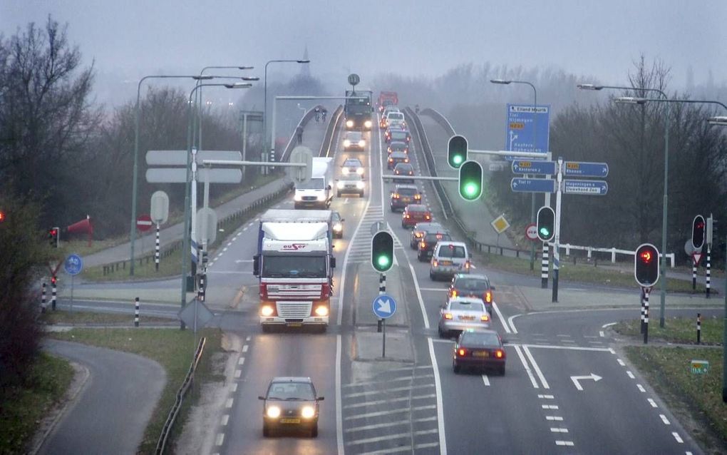 De Rijnbrug bij Rhenen is al jaren een verkeersobstakel. beeld Albert Heller