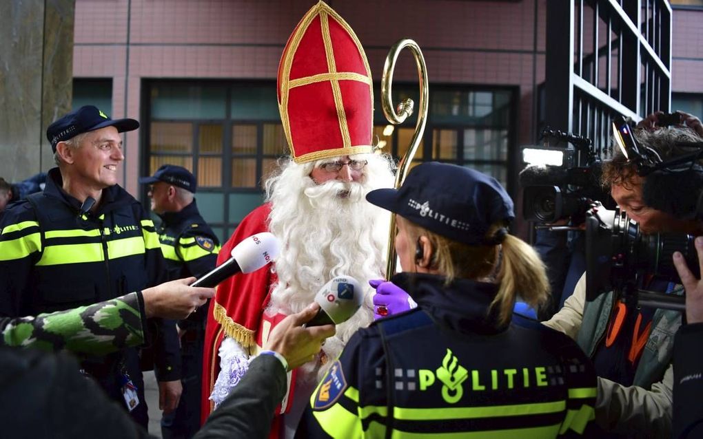 Sinterklaas dook vrijdag op bij de rechtbank in Leeuwaarden. Daar werden Friezen die anti-Piet-betogers weerden,  veroordeeld.  beeld ANP, Robin Utrecht