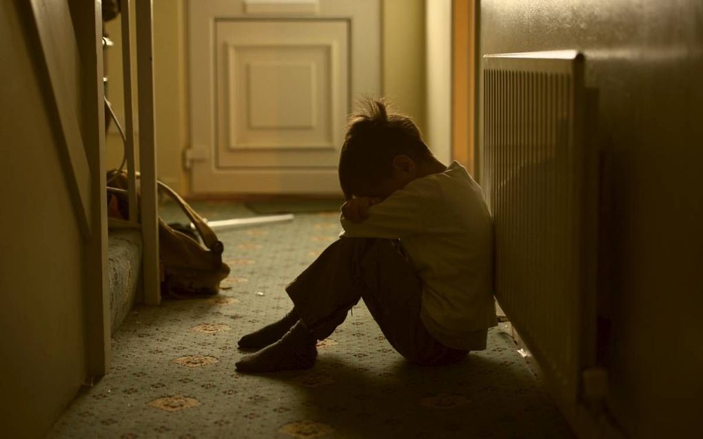 In Nederland groeien bijna 119.000 kinderen op in onveilige gezinssituaties. Het gaat onder meer om verwaarlozing, mishandeling of seksueel misbruik. beeld iStock