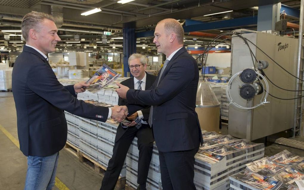 Het eerste exemplaar van RDMagazine, het nieuwe zaterdagmagazine bij het Reformatorisch Dagblad, werd vrijdag door Ralph Schouten (l.), sales manager van drukkerij Senefelder Misset in Doetinchem, overhandigd aan directeur Cornell Heutink (r.) van Erdee M