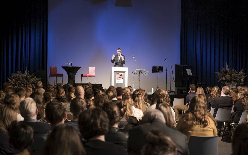 Ds. A. Kos tijdens het appelwoord op de HHJO-jongerendag. beeld RD