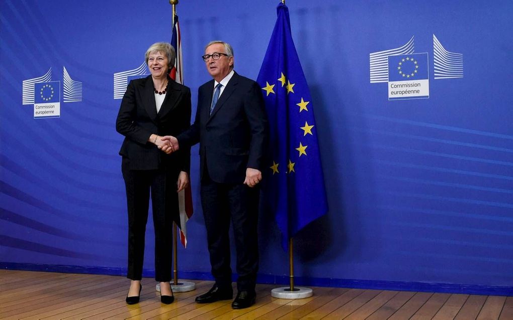 De president van de Europese Commissie Jean-Claude Juncker (r.) begroette woensdag in Brussel de Britse premier Theresa May.  beeld AFP, John Thys