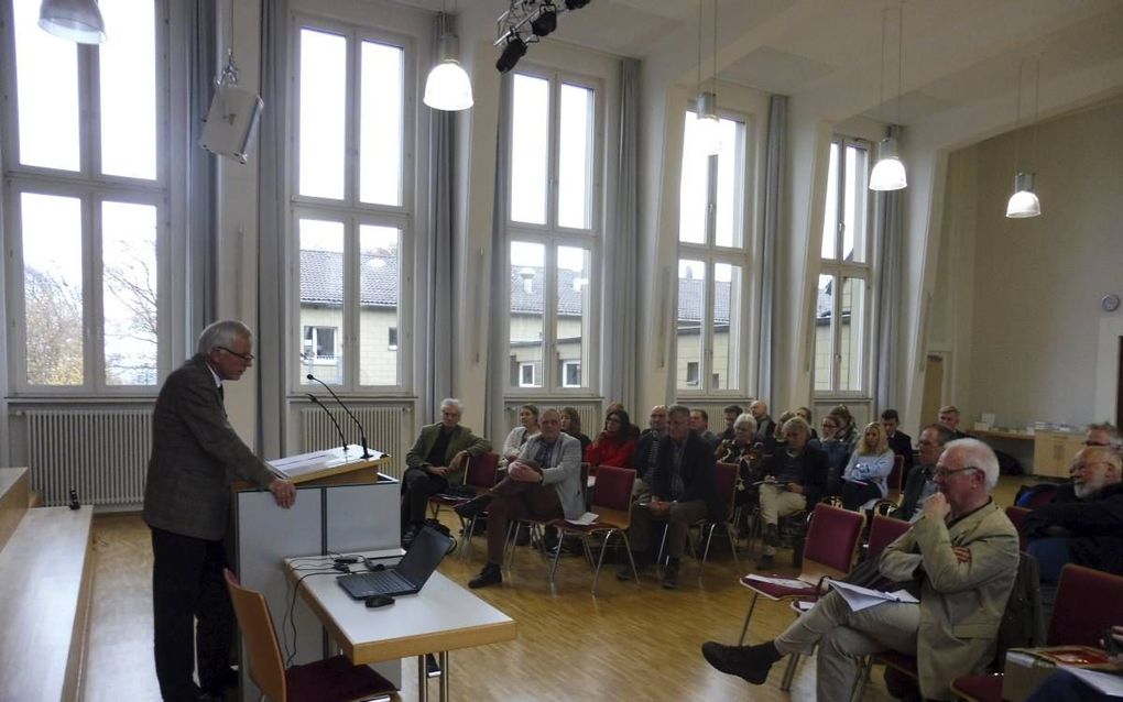 Prof. dr. C. van der Kooi (l.) was donderdag een van de sprekers op een internationale theologische conferentie in Wuppertal. „De Nederlandse gereformeerde theologie is zich niet of slechts deels bewust geweest van de culturele context van de Duitstalige 