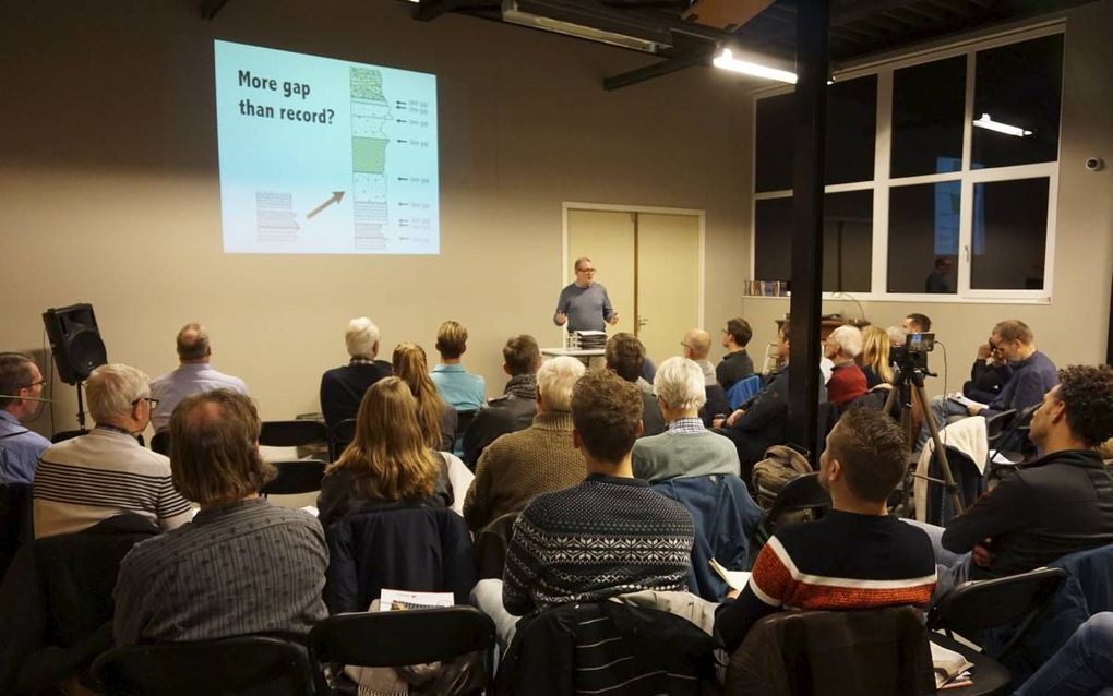 DE BILT. Hoe kunnen al die geologen die een hoge ouderdom van de aarde aanhangen ernaast zitten? De Britse geoloog Paul Garner sprak vrijdagavond in het Utrechtse De Bilt in een serie avonden georganiseerd door Logos Instituut. beeld Gert-Jan van Heugten