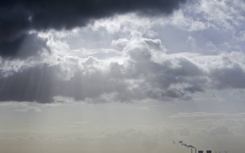 In een volledig op elektriciteit draaiende maatschappij zal de vraag naar elektrische stroom met 50 procent toenemen. Daarvoor moet in 2050 de capaciteit aan gascentrales verdrievoudigen tot 25 gigawatt. Foto: de gascentrale van Maasbracht. beeld ANP, Le