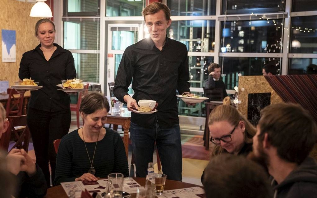 Mede-organisator Wierd Folkertsma serveert samen met een vrijwilliger het voorgerecht uit aan bezoekers van de Happietaria Groningen. beeld Reyer Boxem