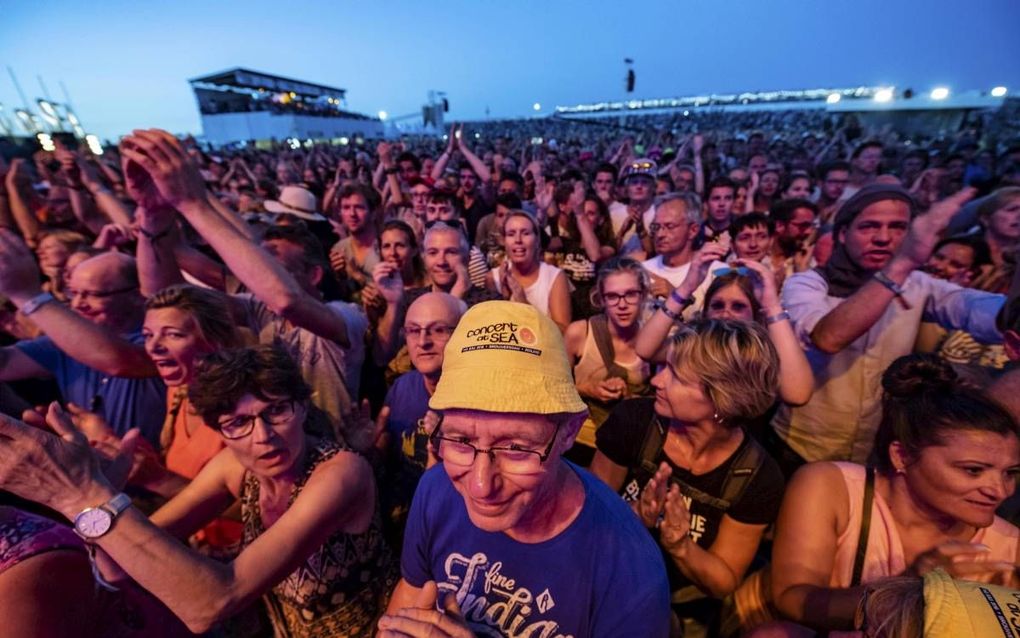 Bezoekers tijdens het popevenement Concert at Sea op de Brouwersdam, juni 2018. beeld ANP, Jonas Roosens