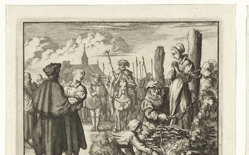 Maria van Beckum en Ursula van Werdum worden op de brandstapel gebracht. Gravure van Jan Luyken die in 1685 werd opgenomen in de Martelaarsspiegel van Thieleman Jansz. van Braght. beeld Rijksmuseum Amsterdam