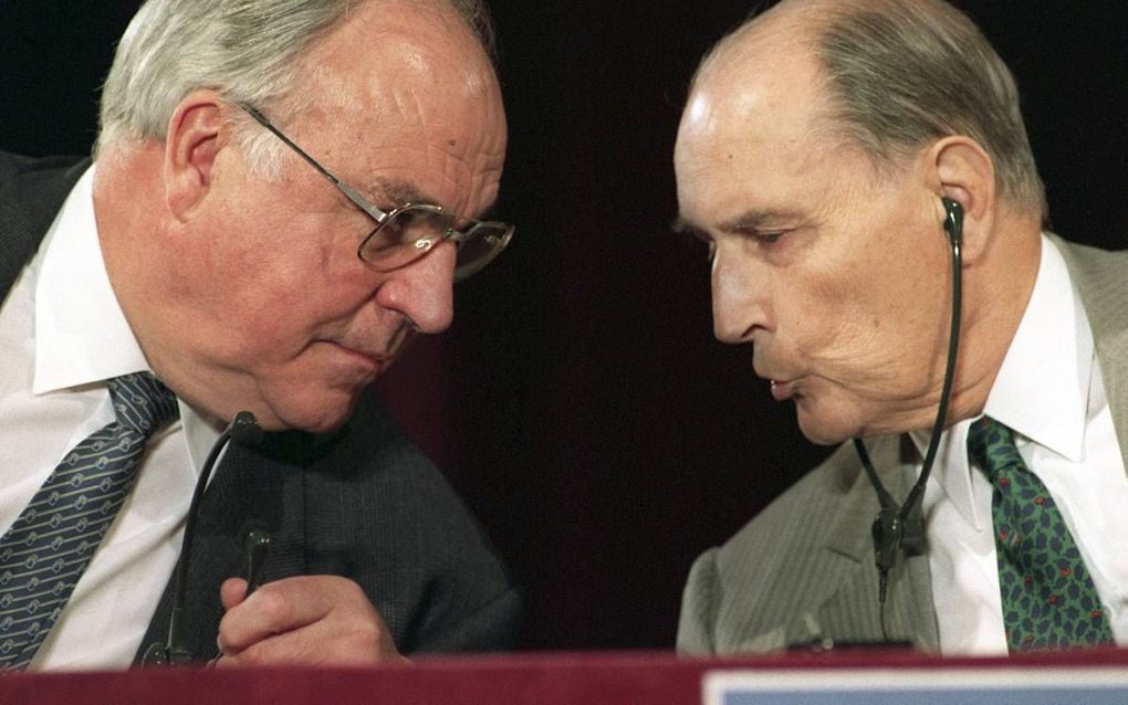 De Duitse bondskanselier Kohl (l.) en de Franse president Mitterrand (r.). beeld AFP, Gerard Fouet