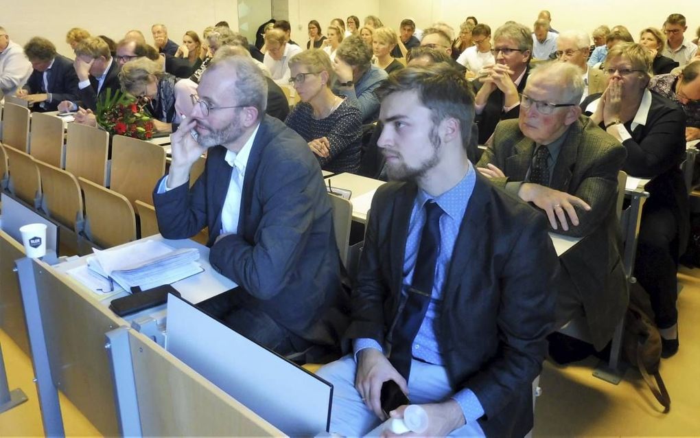 Dr. Sake Stoppels, links op de voorgrond, luistert naar een toespraak bij zijn afscheidssymposium, vrijdag aan de Vrije Universiteit Amsterdam. beeld RD