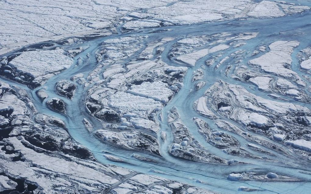 Elke zomer vormen zich forse rivieren met stromend ijswater aan het oppervlak van de Groenlandse ijskap, die het smeltwater snel afvoeren naar de oceaan. beeld Sarah Das, Woods Hole Oceanographic Institution