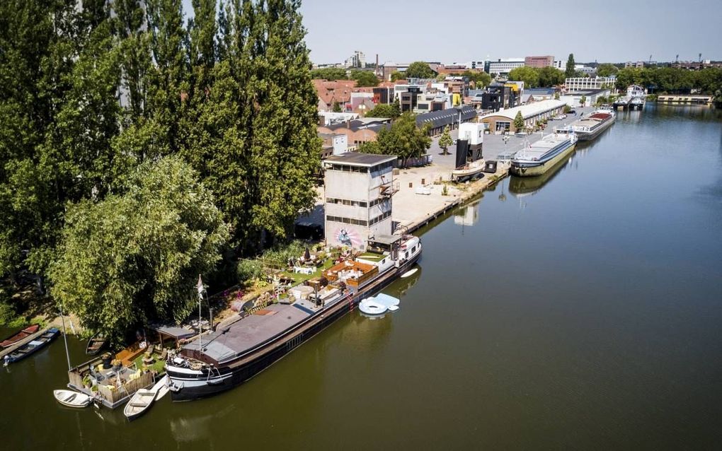 Bedrijven aan de haven in Deventer hopen dat de sluisdeuren naar de IJssel snel opengaan. In de zomer lagen enkele binnenvaartschepen er wekenlang opgesloten (foto).  beeld ANP, Sem van der Wal