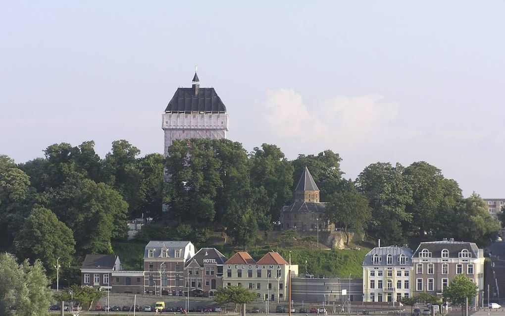 De tijdelijke donjon in 2005. De herbouw van de middeleeuwse toren gaat definitief niet door.  beeld Stichting Donjon, Jeroen de Groot.