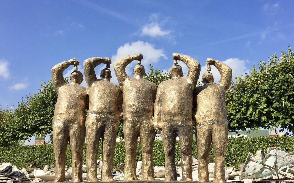 Het beeld ”Maatjes” staat in Waardenburg klaar om woensdag naar Katwijk te worden vervoerd. beeld Bronsgieterij Hans Steylaert