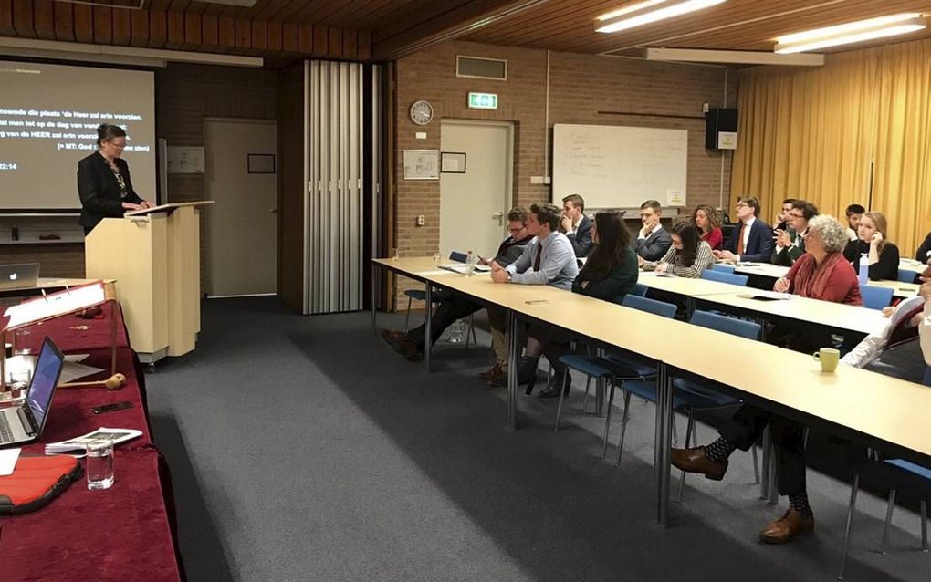 Dr. Marjo Korpel hield woensdag een lezing voor studenten van de Theologische Universiteit Apeldoorn over Gods voorzienigheid.  beeld RD