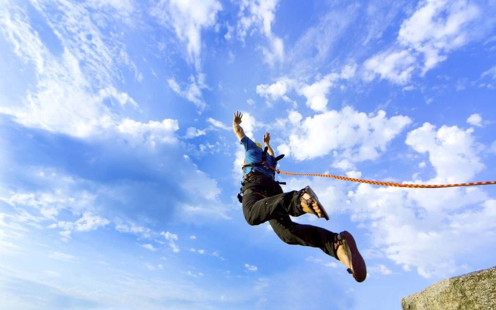 Mensen krijgen van bungeejumpen een kick. beeld iStock