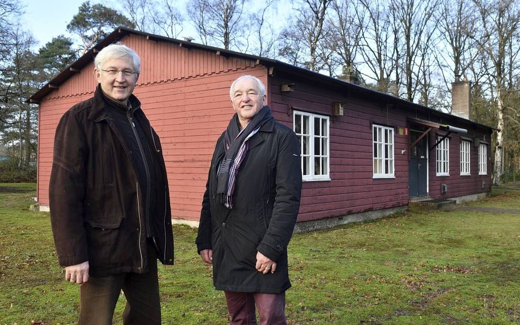 Ronald Polak en Johan de Kruijff voor het wachtlokaal. beeld Saskia Berdenis van Berlekom