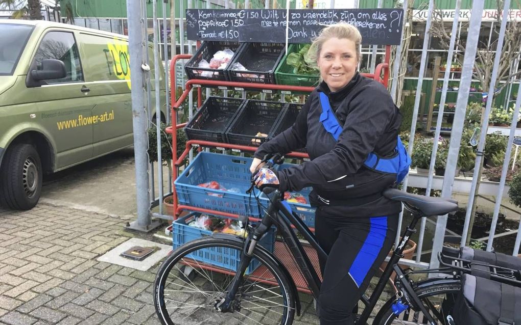 Marja van der Ende uit ’s-Gravenzande fietst kleine winkels af om lokaal gezond voedsel te kopen. beeld Annemieke Veldhuizen-Boogert