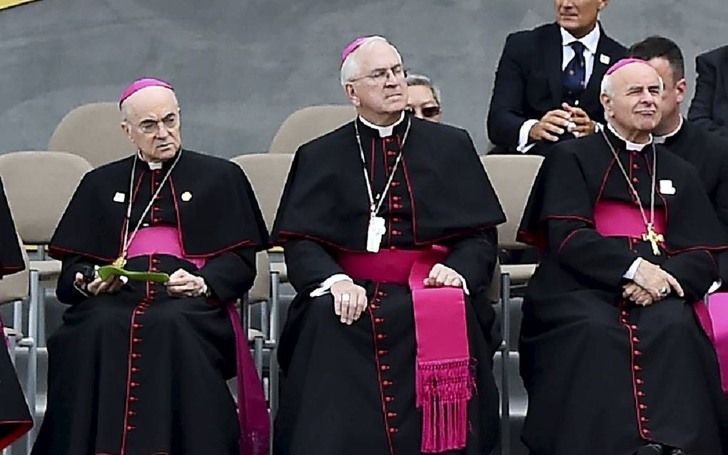 Vaticaanambassadeur Carlo Maria Vigano (l.) luistert naar een toespraak van paus Franciscus, in 2015 in de Verenigde Staten. beeld AFP, Vincenzo Pinto