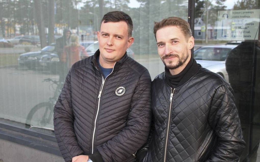 Igor Juris (rechts) en Dmitri Podobed (links) buiten bij winkelcentrum Domino in de stad Visaginas in het noordoosten van Litouwen. beeld Floris Akkerman