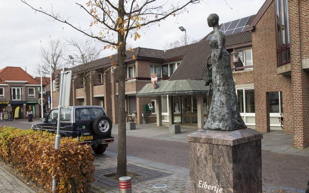 Het beeld van Eibertje op het Marktplein. Ze liep wekelijks naar Nunspeet om spullen te verkopen. Zomers wordt op zes dinsdagen de Eibertjesmarkt georganiseerd. beeld RD, Anton Dommerholt