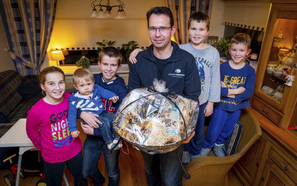 Voor de kinderen van Marco Verheij zit er ieder jaar ook iets in het eindejaarspakket. V.l.n.r.: Mirthe (10), Ruben (1), Jurrian (13), Marco, Jonathan (8) en Tijmen (6).  beeld Cees van der Wal