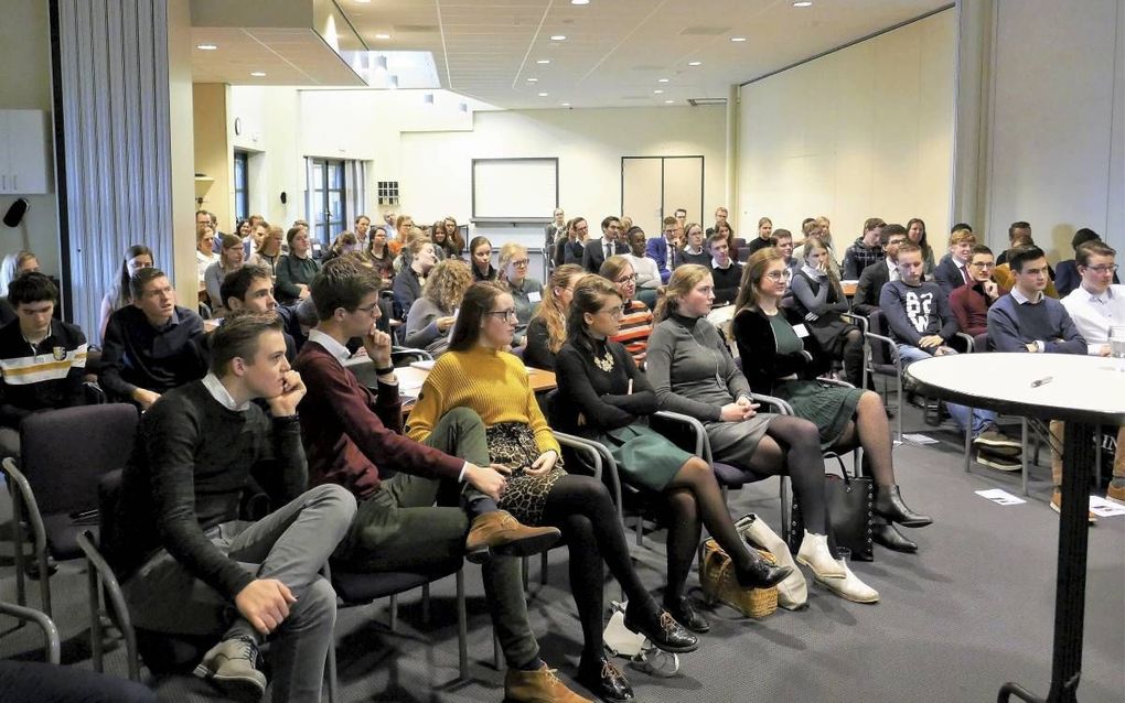 Zo’n honderd jongeren woonden donderdag in Barneveld een congres bij van studentenverenging Solidamentum. Het thema van de bijeenkomst was ”De Schepping”. beeld RD