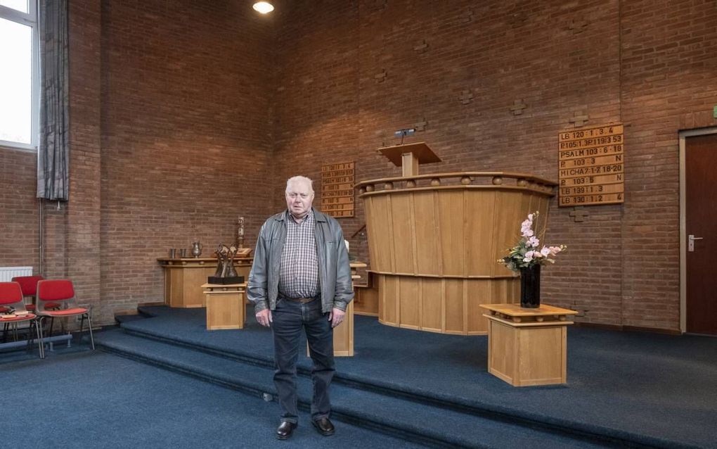 In de christelijke gereformeerde kerk (cgk) te Nieuw-Amsterdam is zondag de laatste kerkdienst gehouden. Kees Luth (82) was tot dit voorjaar ouderling van de gemeente, samen met W. Spiegelaar. beeld Sjaak Verboom