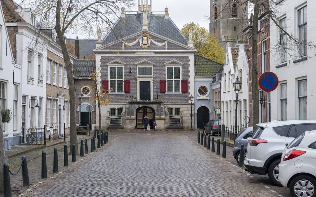 De Voorstraat in Middelharnis. Op de achtergrond het voormalige gemeentehuis en de hervormde kerk (r.). beeld Sjaak Verboom