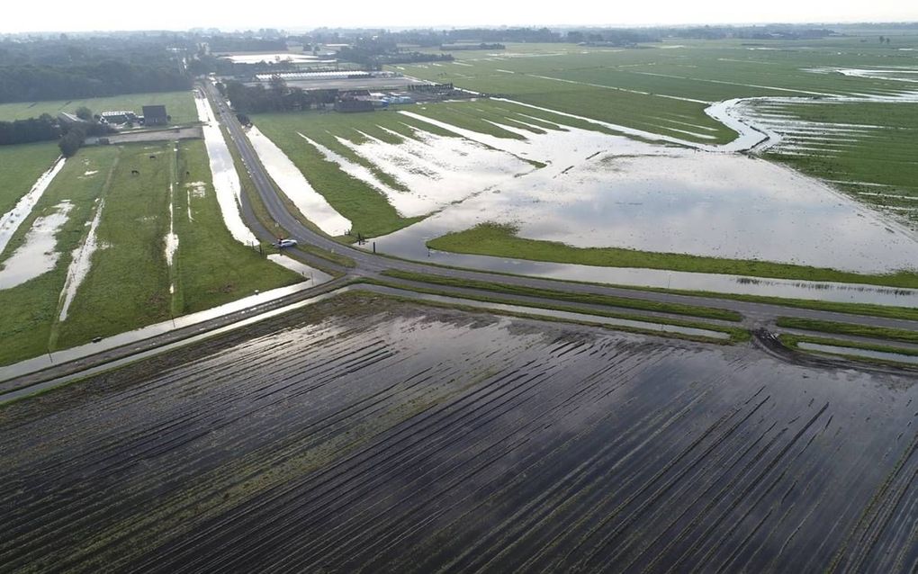 Boeren willen in het voorjaar het land op. Wanneer het te nat is, zakken de landbouwmachines in de klei. Hoogheemraadschappen en waterschappen pompen wateroverschotten weg. beeld Hoogheemraadschap Hollands Noorderkwartier
