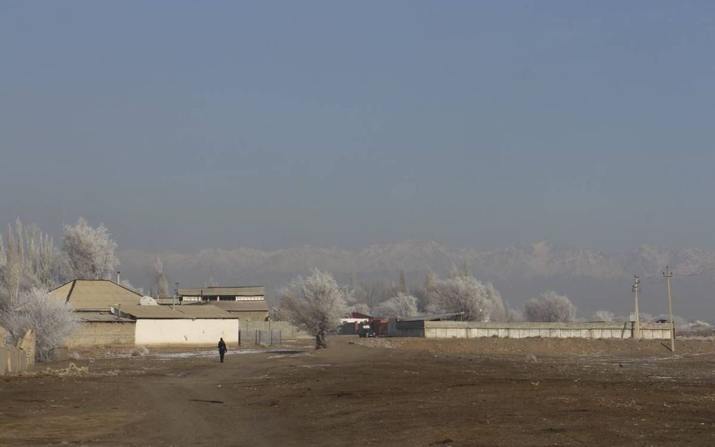 De Nieuwe Zijderoute in het echt. Op de achtergrond de bergen met daarachter China.  beeld William Immink