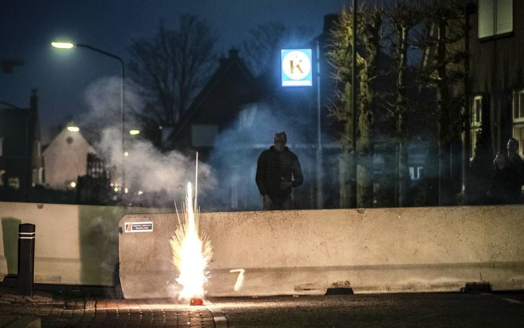 De gemeente Aalburg sloot op oudejaarsdag het centrum van het dorp Veen hermetisch af om ongeregeldheden tegen te gaan.  beeld ANP, Rob Engelaar