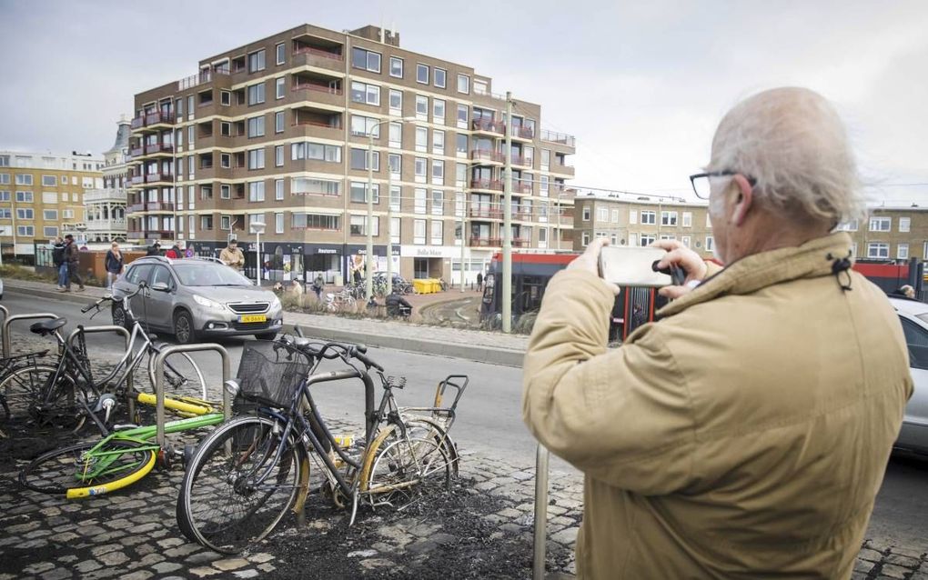 Schoonmaakwerkzaamheden na de verzengende vonkenregen die tijdens oudjaar neerdaalde in Scheveningen. beeld ANP/HH, Laurens van Putten