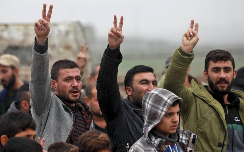 Koerden protesteren aan de Turks-Syrische grens in verband met de aangekondigde terugtrekking van de Amerikanen en de Turkse dreiging als gevolg daarvan. beeld AFP, Delil Souleiman