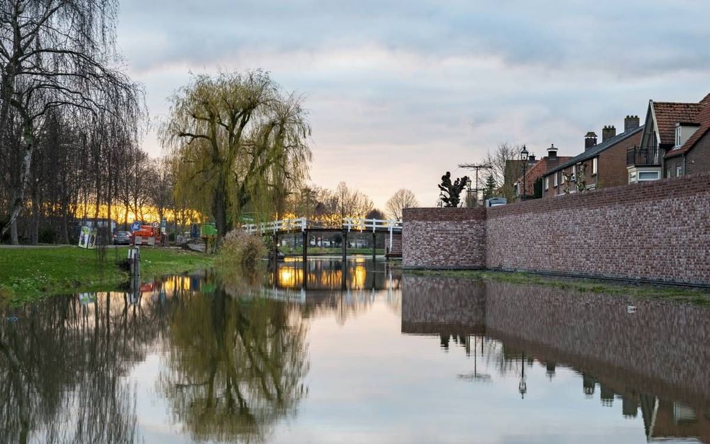 De gerealiseerde stadswal, verbrede gracht en ophaalburg bij Heukelum. beeld gemeente West Betuwe, Etiënne Hessels