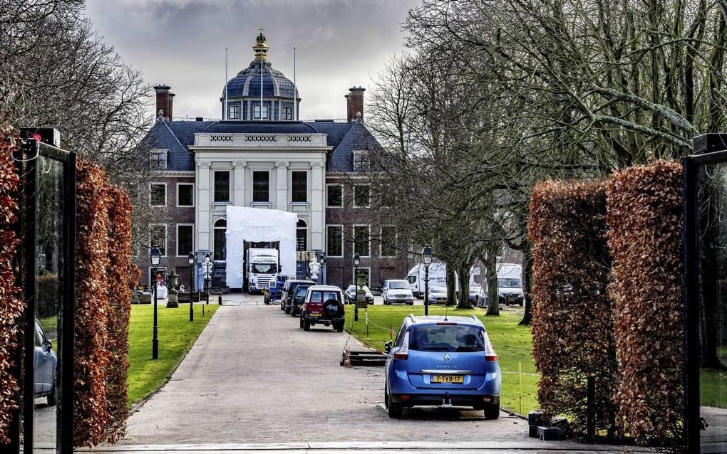 Verhuizers laadden donderdag de koninklijke spullen uit bij Paleis Huis ten Bosch. Koning Willem-Alexander en zijn gezin verruilen hun Wassenaarse villa op landgoed De Horsten voor het rijksmonument aan het ’s-Gravenhaagse Bos, 6 kilometer verderop. beeld